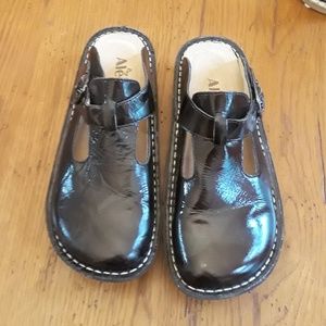 Alegria patent brown leather clogs/mules